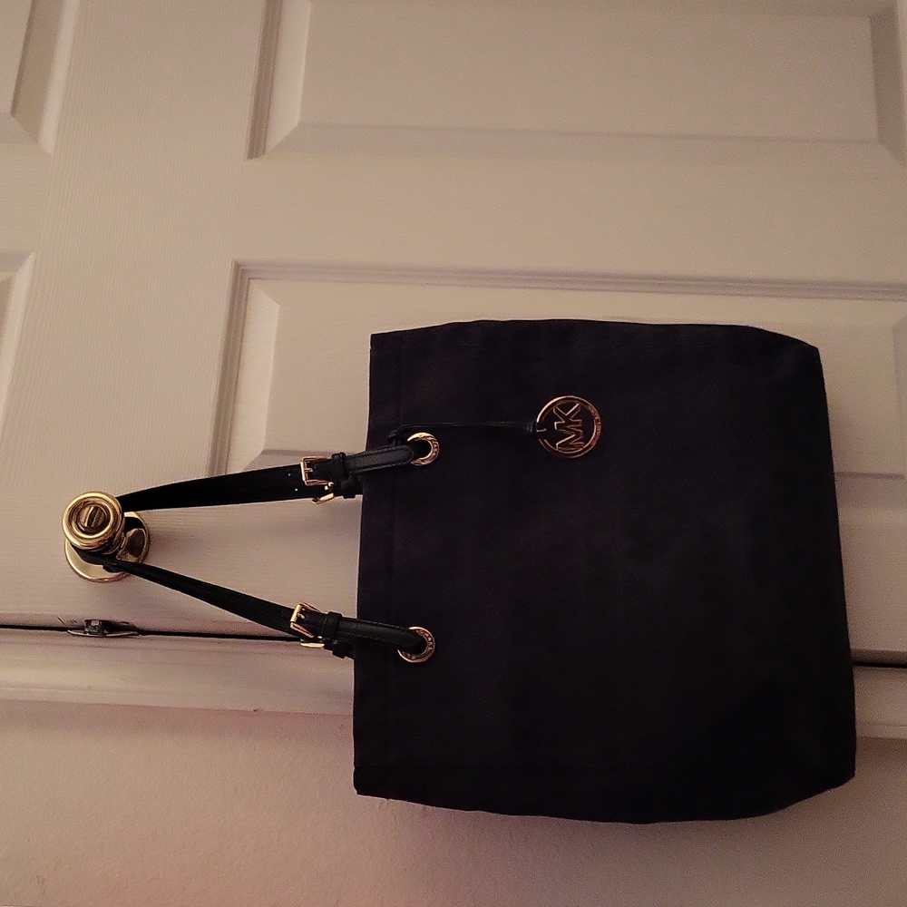 MICHAEL KORS TOTE BAG (Large)very good condition. Black & Gold
